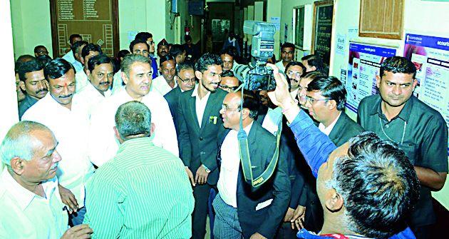 The MP will be taken by the MP | खासदार पटेलांनी घेतला जामीन The MP will be taken by the MP | खासदार पटेलांनी घेतला जामीन