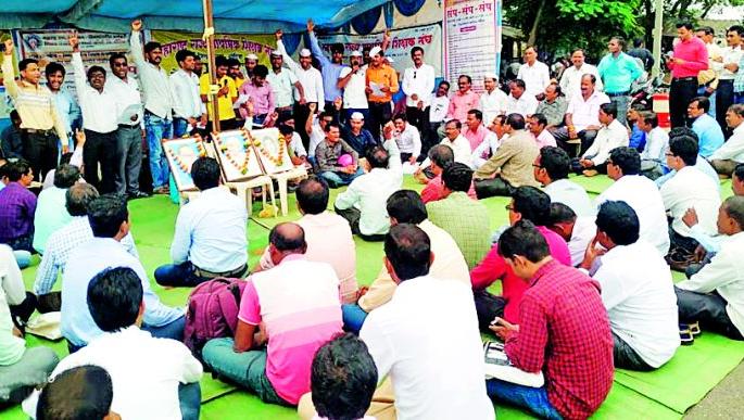 Employees' union for demanding old pensions | जुन्या पेंशनच्या मागणीसाठी कर्मचारी एकसंघ Employees' union for demanding old pensions | जुन्या पेंशनच्या मागणीसाठी कर्मचारी एकसंघ