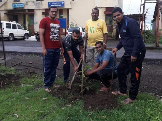 Tree planting by Corona Warriors | कोरोना योद्ध्यांकडून वृक्षलागवड