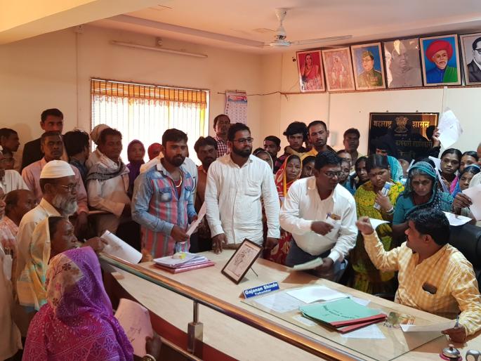 Running encroachers in Hingoli | हिंगोलीत अतिक्रमणधारकांची धावाधाव  Running encroachers in Hingoli | हिंगोलीत अतिक्रमणधारकांची धावाधाव