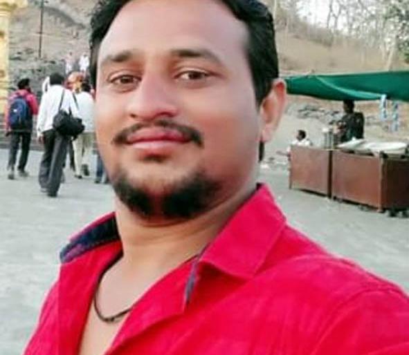 Relatives' body as soon as they are taken out ... | मृतदेह बाहेर काढताच नातेवाईकांचा टाहो... Relatives' body as soon as they are taken out ... | मृतदेह बाहेर काढताच नातेवाईकांचा टाहो...