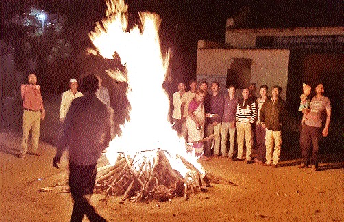 Holi is celebrated in the traditional manner in the district | जिल्ह्यात पारंपरिक पद्धतीने होळीचा सण साजरा Holi is celebrated in the traditional manner in the district | जिल्ह्यात पारंपरिक पद्धतीने होळीचा सण साजरा