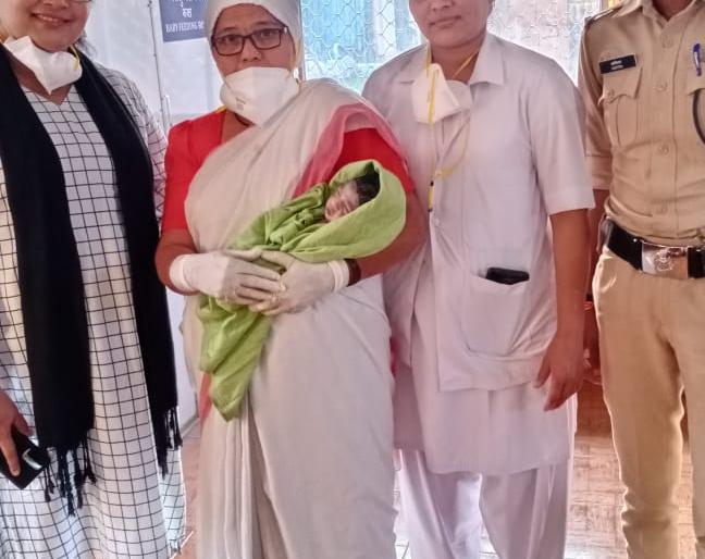 Woman gives birth to baby at Igatpuri railway station | इगतपुरी रेल्वेस्थानकात महिलेने दिला बाळाला जन्म