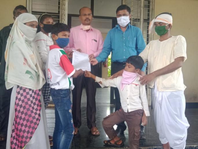 Shramjivi Sanghatana protests against online education policy at Panchayat Samiti office | श्रमजीवी संघटनेचा पंचायत समिती कार्यालयावर आॅनलाइन शिक्षणाच्या धोरणा विरोधात मोर्चा Shramjivi Sanghatana protests against online education policy at Panchayat Samiti office | श्रमजीवी संघटनेचा पंचायत समिती कार्यालयावर आॅनलाइन शिक्षणाच्या धोरणा विरोधात मोर्चा