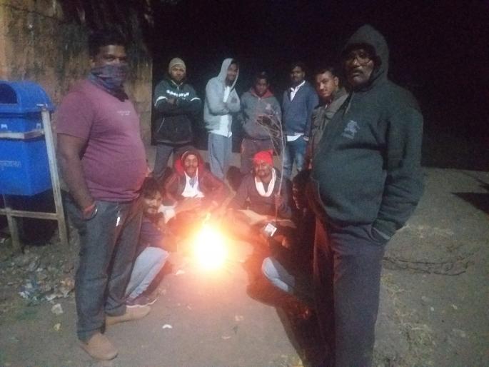 Fireplaces lit everywhere | जागोजागी पेटल्या शेकोट्या Fireplaces lit everywhere | जागोजागी पेटल्या शेकोट्या