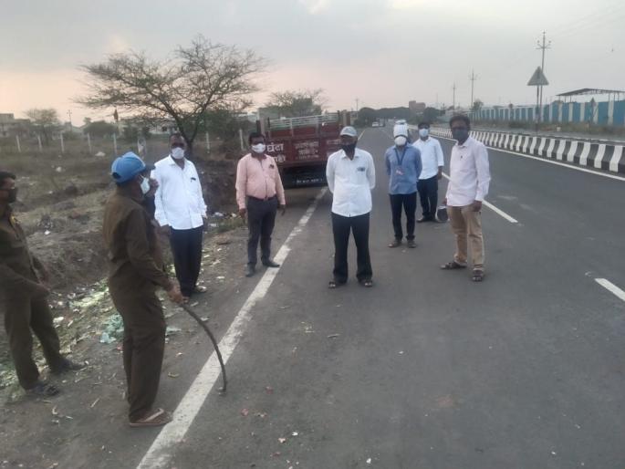 Janori raised an unauthorized vegetable market on the street | जानोरी रस्त्यावरील अनधिकृत भाजीबाजार उठवला Janori raised an unauthorized vegetable market on the street | जानोरी रस्त्यावरील अनधिकृत भाजीबाजार उठवला