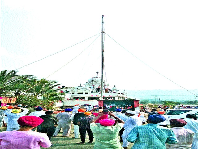 A hundred-footed flag was erected in the Dashmesh Darbar gurudwara | दशमेश दरबार गुरुद्वारामध्ये उभारला शंभर फुटी ध्वज A hundred-footed flag was erected in the Dashmesh Darbar gurudwara | दशमेश दरबार गुरुद्वारामध्ये उभारला शंभर फुटी ध्वज