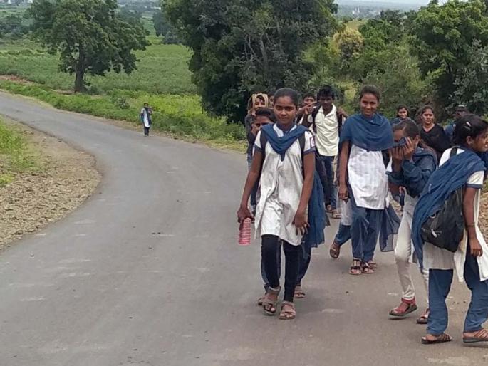 Busy students' shoes | बसअभावी विद्यार्थिनींची पायपीट Busy students' shoes | बसअभावी विद्यार्थिनींची पायपीट