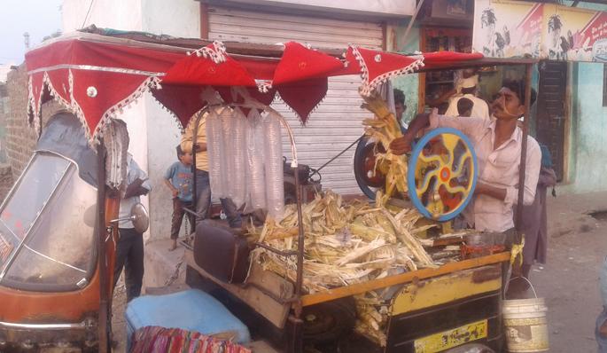 Drink sugarcane juice in rickshaw! | रिक्षातच प्या उसाचा रस !