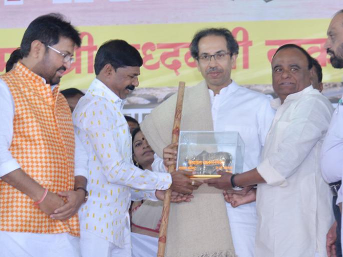 Uddhav Thackeray's support for farmers during the famine | दुष्काळात शिवसेना शेतकऱ्यांच्या पाठीशी- उद्धव ठाकरे