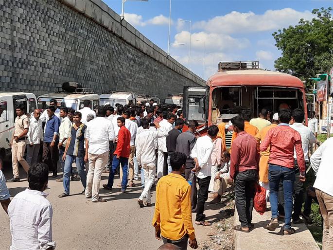 Three passengers on the bus critical of the accident | अपघातात बसमधील १५ प्रवासी गंभीर Three passengers on the bus critical of the accident | अपघातात बसमधील १५ प्रवासी गंभीर