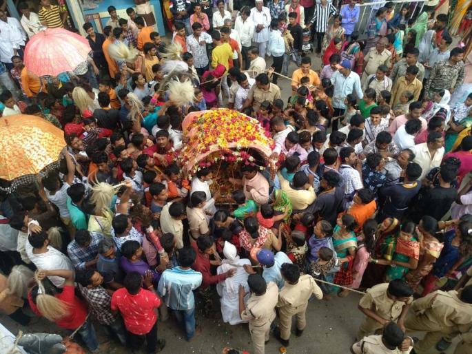 Twenty-four hours to celebrate Balaji's spinach | वीस तास रंगला बालाजींचा पालखी सोहळा Twenty-four hours to celebrate Balaji's spinach | वीस तास रंगला बालाजींचा पालखी सोहळा