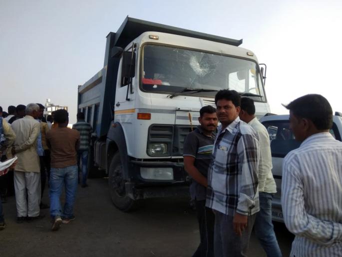 Highway hit the car, two serious | हायवाची कारला धडक, दोन गंभीर