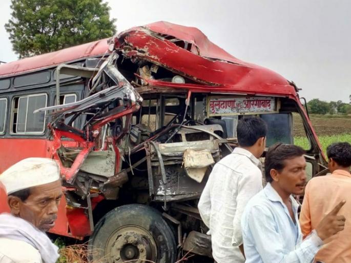 12 injured in bus-tanker crash | बस-टँकर अपघातात १२ जखमी 12 injured in bus-tanker crash | बस-टँकर अपघातात १२ जखमी