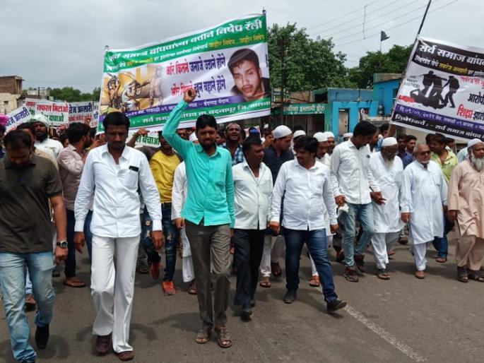 People protest in the city of Badnapur in the mobs lynching case | मॉब लिंचिंग प्रकरणी बदनापूर शहरात नागरिकांची निषेध रॅली
