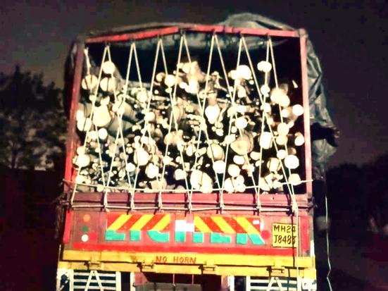 FIR against two trucks smuggling wood | लाकडे नेणाऱ्या दोन ट्रकवर गुन्हा