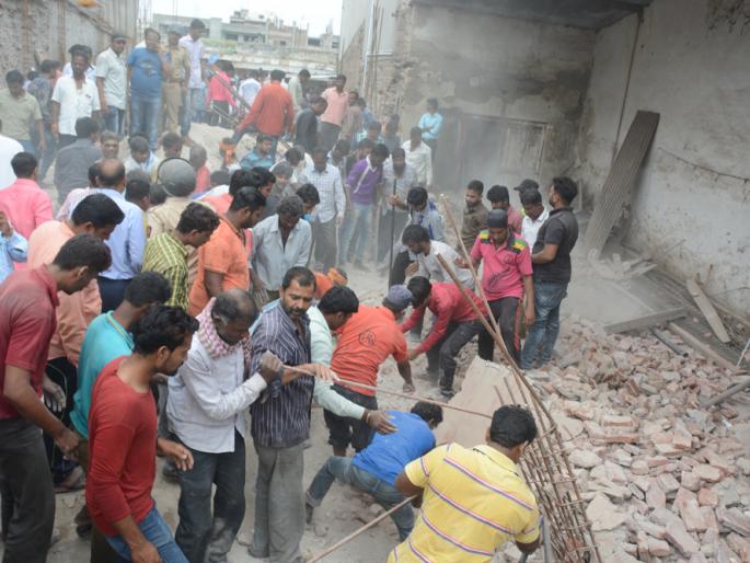 The wall of the old godown collapsed and killed two people | जुन्या गोदामाची भिंत कोसळून दोन जण ठार