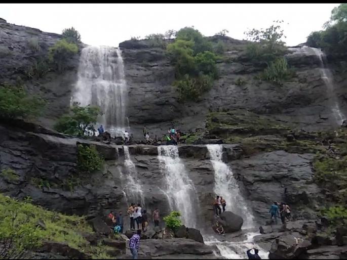 Pahadeshwar waterfall is becoming a tourist attraction | पहाडेश्वर धबधबा ठरतोय पर्यटकांचे आकर्षण Pahadeshwar waterfall is becoming a tourist attraction | पहाडेश्वर धबधबा ठरतोय पर्यटकांचे आकर्षण