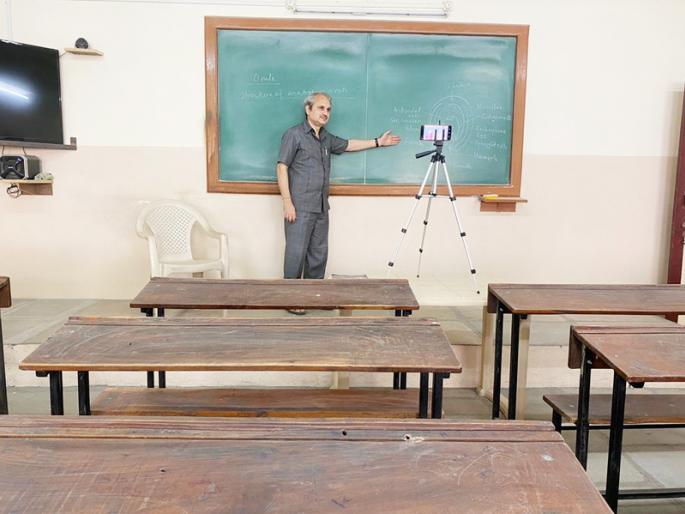 Sir teaches when standing in front of empty benches; Then the students shake their heads in front of the mobile at home! | रिकाम्या बेंचसमोर उभारून सर जेव्हा शिकवितात; तेव्हा विद्यार्थी घरी मोबाईलसमोर मान हलवितात !