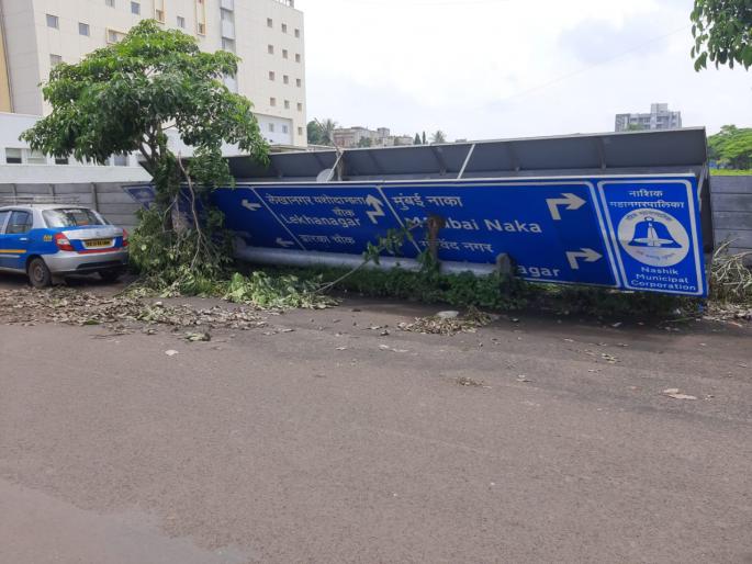 The welcome arch collapsed | स्वागत कमान कोसळली The welcome arch collapsed | स्वागत कमान कोसळली