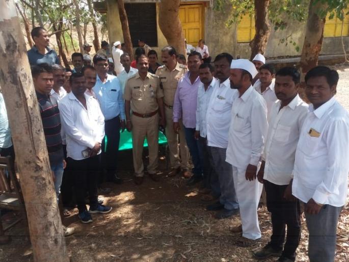 The officials who went to give up the water were beaten up | पाणी सोडण्यास गेलेल्या अधिकाऱ्यांना पिटाळले The officials who went to give up the water were beaten up | पाणी सोडण्यास गेलेल्या अधिकाऱ्यांना पिटाळले