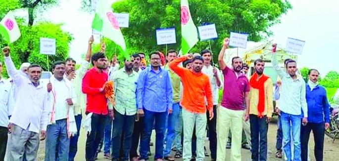 Agitation to divert Akola-Khandwa railway line from Buldana district | अकोला-खंडवा रेल्वेमार्ग बुलडाणा जिल्ह्यातून वळविण्यासाठी आंदोलन Agitation to divert Akola-Khandwa railway line from Buldana district | अकोला-खंडवा रेल्वेमार्ग बुलडाणा जिल्ह्यातून वळविण्यासाठी आंदोलन