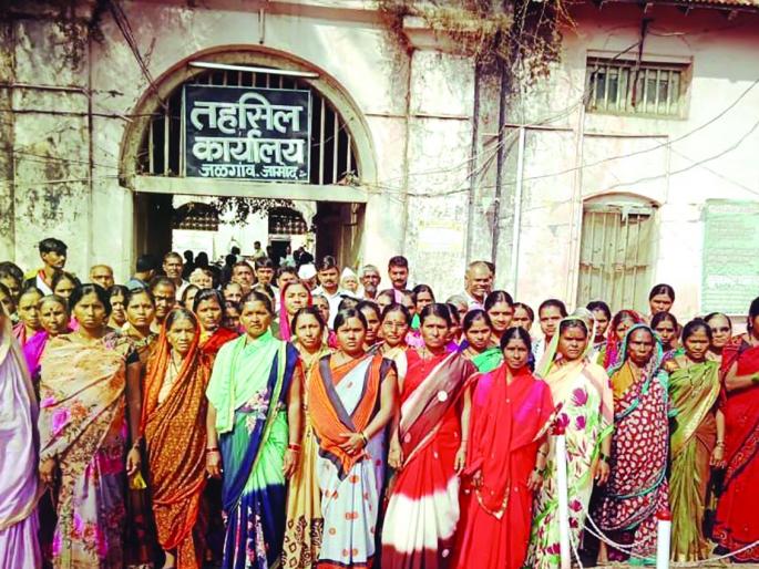 Womens agitation for housing at Jalgaon jamod Tahsil office | घरकुलासाठी आसलगावच्या महिलांची तहसिलवर धडक Womens agitation for housing at Jalgaon jamod Tahsil office | घरकुलासाठी आसलगावच्या महिलांची तहसिलवर धडक