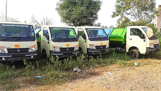 Nine vehiclel for solid waste management in Khamgaon | घनकचरा व्यवस्थापनासाठी ९ चारचाकी घंटागाड्या दाखल Nine vehiclel for solid waste management in Khamgaon | घनकचरा व्यवस्थापनासाठी ९ चारचाकी घंटागाड्या दाखल