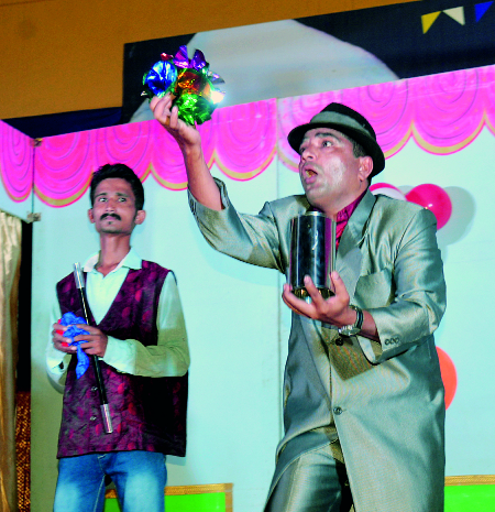 In the magic experiment, Ramli balamane ... | जादूच्या प्रयोगात रमली बालमने... In the magic experiment, Ramli balamane ... | जादूच्या प्रयोगात रमली बालमने...