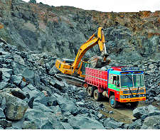 Missing miners stopped due to the surveyor | सर्वेक्षकाअभावी थांबली खाणपट्ट्यांची मोजणी Missing miners stopped due to the surveyor | सर्वेक्षकाअभावी थांबली खाणपट्ट्यांची मोजणी