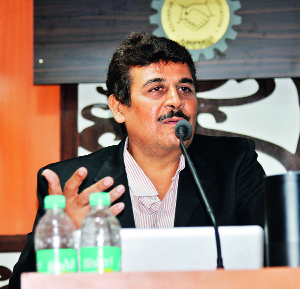Industry needs digital connectivity: Manoj Kotak | उद्योगाला ‘डिजिटल’ची जोड आवश्यक: मनोज कोटक Industry needs digital connectivity: Manoj Kotak | उद्योगाला ‘डिजिटल’ची जोड आवश्यक: मनोज कोटक