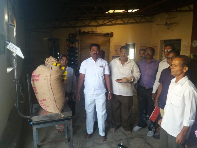 Satara: Initiation of Soyabean Shopping Center, Koregaon Market Committee Initiative | सातारा : सोयाबीन खरेदी केंद्रात व्यवहार सुरू, कोरेगाव बाजार समितीचा पुढाकार Satara: Initiation of Soyabean Shopping Center, Koregaon Market Committee Initiative | सातारा : सोयाबीन खरेदी केंद्रात व्यवहार सुरू, कोरेगाव बाजार समितीचा पुढाकार