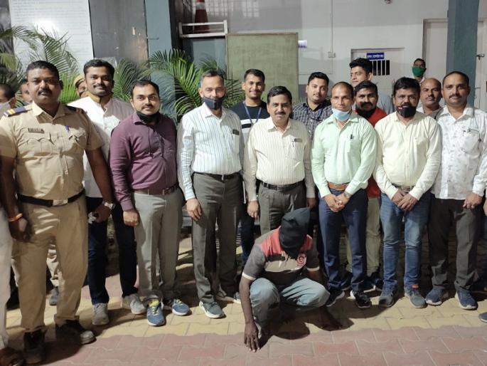 Police arrested accussed who broke the eyes of a woman who was protesting against molestation | विनयभंगाला विरोध केलेल्या महिलेचे डोळे फोडणाऱ्या 'त्या' नराधमाला पोलिसांनी ठोकल्या बेड्या Police arrested accussed who broke the eyes of a woman who was protesting against molestation | विनयभंगाला विरोध केलेल्या महिलेचे डोळे फोडणाऱ्या 'त्या' नराधमाला पोलिसांनी ठोकल्या बेड्या