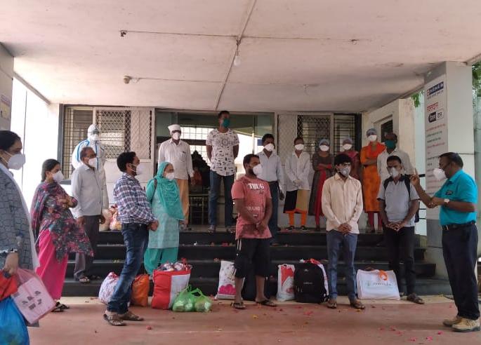 Farewell to 10 people including Chimukalya from Lasalgaon Kovid Kendra | लासलगाव कोविड केंद्रातून चिमुकल्यासह १० जणांना निरोप