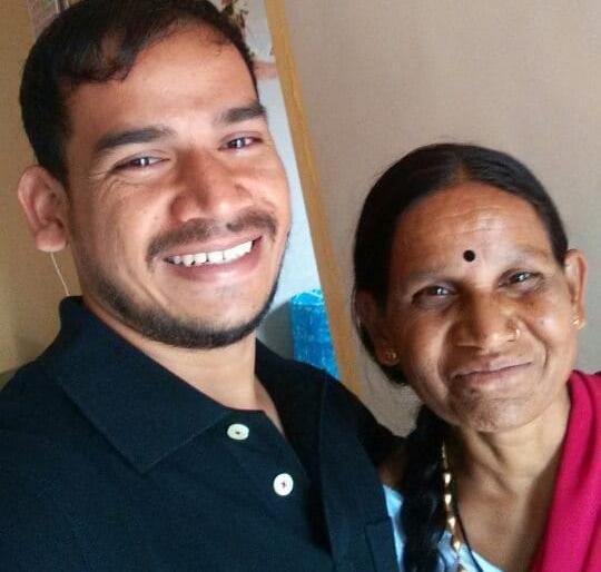 Modern Navadurga; The tahsildar made by the child after cleaning the road | आधुनिक नवदुर्गा ; रस्त्यावरची सफाई करता करता मुलाला बनविलं तहसीलदार Modern Navadurga; The tahsildar made by the child after cleaning the road | आधुनिक नवदुर्गा ; रस्त्यावरची सफाई करता करता मुलाला बनविलं तहसीलदार