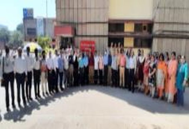 Demonstrations on behalf of the Insurance Employees Union | विमा कर्मचारी संघटनेच्या वतीने निदर्शने Demonstrations on behalf of the Insurance Employees Union | विमा कर्मचारी संघटनेच्या वतीने निदर्शने