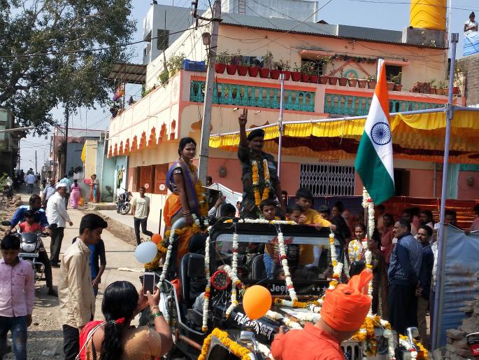 Villagers make salute to Jawana | जवानाला केला ग्रामस्थांनी सॅल्यूट Villagers make salute to Jawana | जवानाला केला ग्रामस्थांनी सॅल्यूट