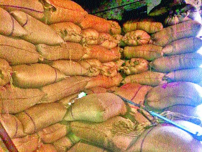 Disadvantages of Farmers: Purchase and sale teams stop purchasing maize due to aggressive bills | शेतकºयांचे नुकसान : खरेदी-विक्री संघ आक्रमक गुदामाअभावी मका खरेदी बंद Disadvantages of Farmers: Purchase and sale teams stop purchasing maize due to aggressive bills | शेतकºयांचे नुकसान : खरेदी-विक्री संघ आक्रमक गुदामाअभावी मका खरेदी बंद