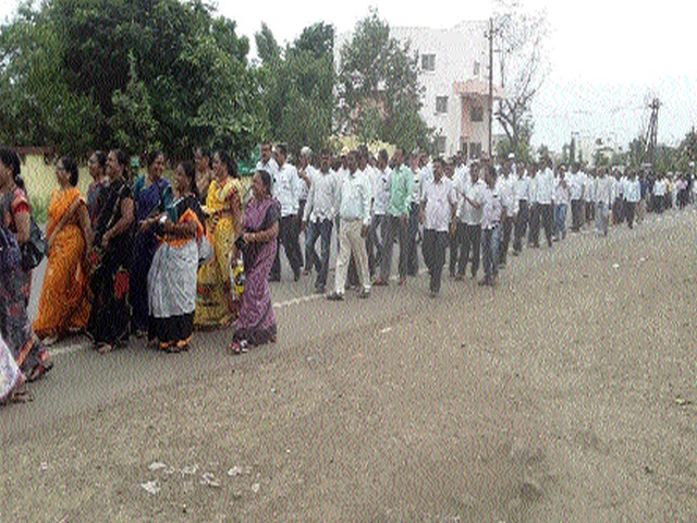 Malegaon Front of teacher-teaching staff | शिक्षक-शिक्षकेतर कर्मचाऱ्यांचा मालेगावी मोर्चा