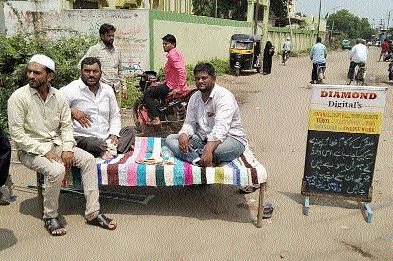 Deposits made for road repairs | रस्ता दुरुस्तीसाठी केली जमा लोकवर्गणी