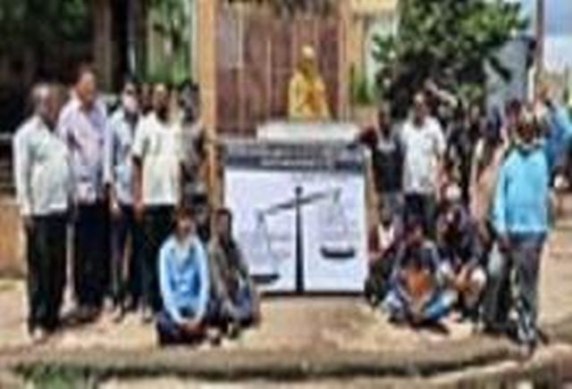 Dam agitation near Malegaon Gandhi statue | मालेगावी गांधी पुतळ्याजवळ धरणे आंदोलन