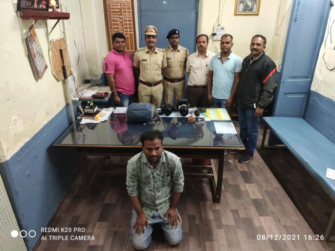 8 lakh stolen from running train; Suspect arrested with issue | धावत्या रेल्वेतून ८ लाखांची चोरी ; मुद्देमालासह संशयितास अटक 8 lakh stolen from running train; Suspect arrested with issue | धावत्या रेल्वेतून ८ लाखांची चोरी ; मुद्देमालासह संशयितास अटक