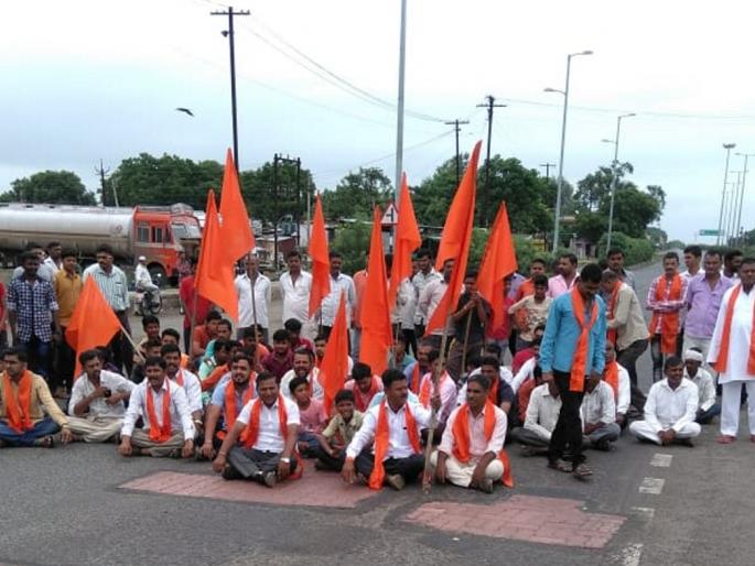 Rastaroko on the Zhode Highway | झोडगे महामार्गावर रास्तारोको Rastaroko on the Zhode Highway | झोडगे महामार्गावर रास्तारोको