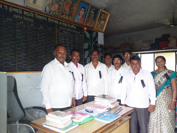 Workers wear black ribbons | कर्मचाऱ्यांचे काळ्या फिती लावून कामकाज