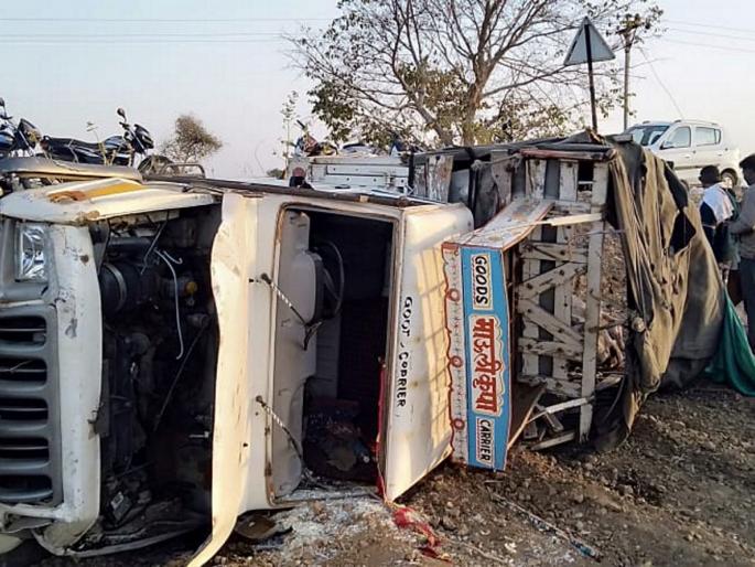 Animals fell twisted peep | जनावरे कोंबलेली पीकअप उलटली Animals fell twisted peep | जनावरे कोंबलेली पीकअप उलटली