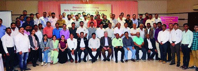 Milk producers should increase their nutrient mix | दूध उत्पादकांनी पोषक तत्त्वांचे मिश्रण वाढवावे Milk producers should increase their nutrient mix | दूध उत्पादकांनी पोषक तत्त्वांचे मिश्रण वाढवावे