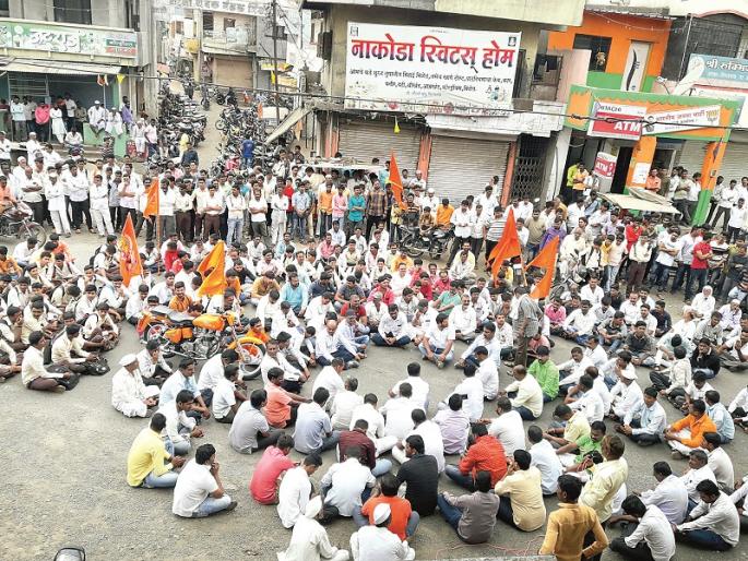 Mirajaghat Nagar-Solapur highway stopped | मिरजगावात नगर-सोलापूर महामार्ग रोखला Mirajaghat Nagar-Solapur highway stopped | मिरजगावात नगर-सोलापूर महामार्ग रोखला
