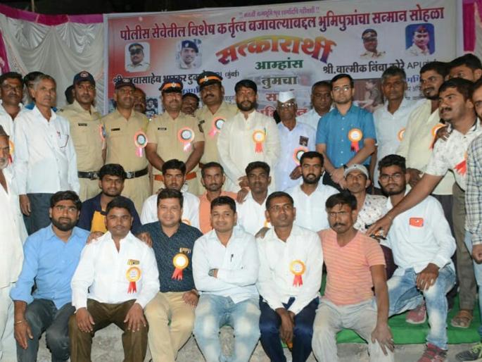 The civilian honor of Bhumiputra in Jalgaon Nimbayat | जळगाव निंबायतीत भूमिपुत्रांचा नागरी सन्मान The civilian honor of Bhumiputra in Jalgaon Nimbayat | जळगाव निंबायतीत भूमिपुत्रांचा नागरी सन्मान