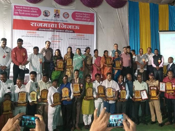  Distribution of state-level queen Jijau Award | राज्यस्तरीय राजमाता जिजाऊ पुरस्काराचे वितरण