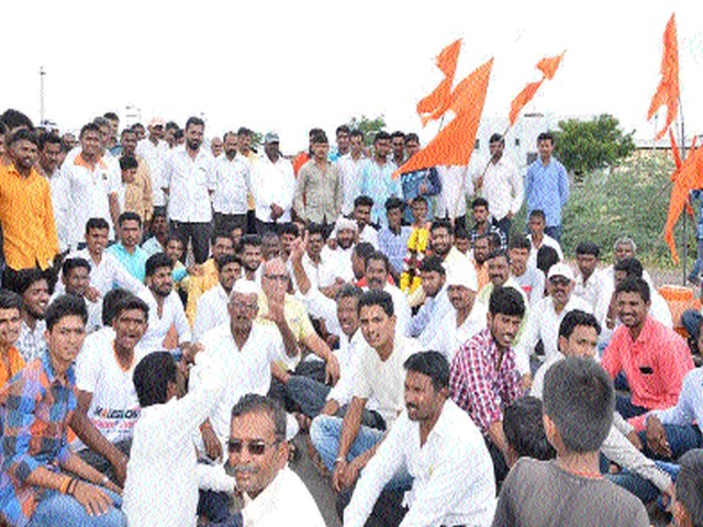 Thandiya agitation on Nandgaon Chaufuli | नांदगाव चौफुलीवर ठिय्या आंदोलन Thandiya agitation on Nandgaon Chaufuli | नांदगाव चौफुलीवर ठिय्या आंदोलन